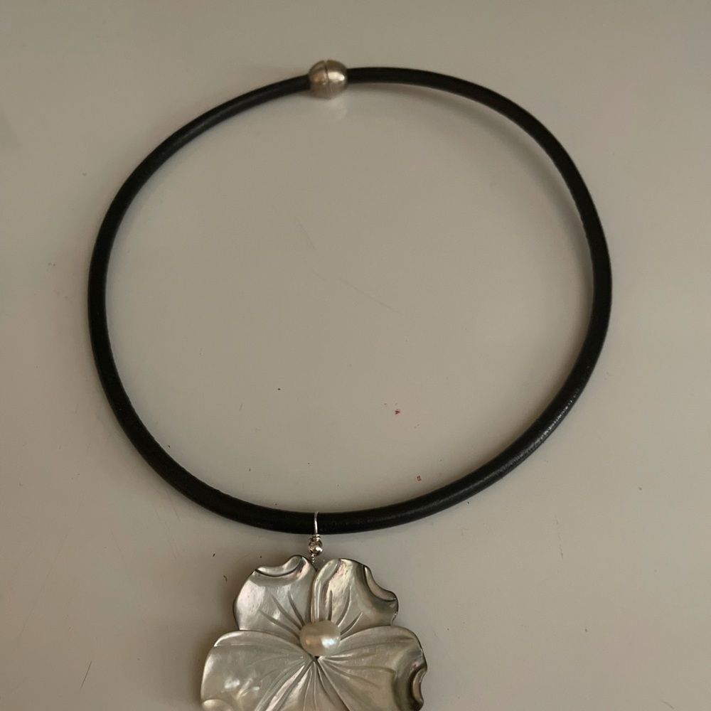 Mother of Pearl Flower Pendant Necklace